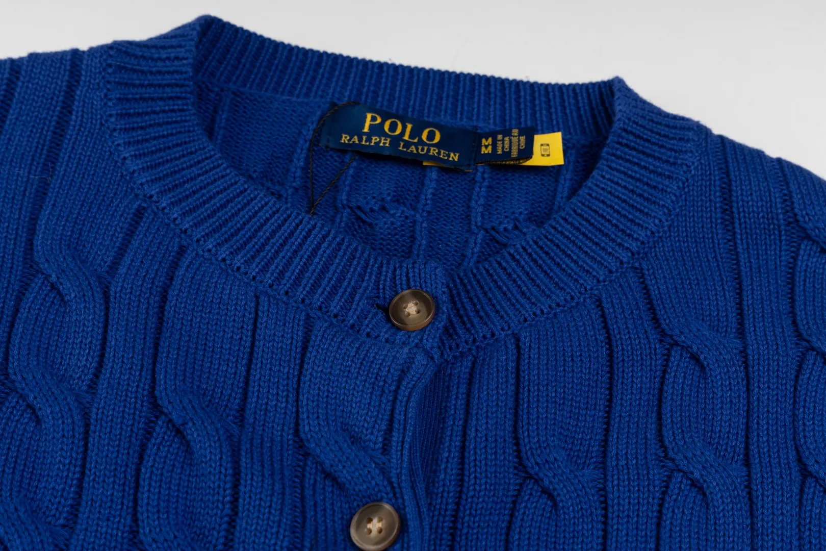 P230 #R93 RALPH LAUREN Ralph Lauren twelve colors classic small label embroidery logo seven-button knitted cable cardigan sweater for women, high-density LOGO embroidery on the chest, original customization of tag accessories. Made of pure cotton yarn, pure cotton is skin-friendly and comfortable, small label war horse embroidered twist button cardigan sweater 🐎 high quality, follow the blogger to learn how to wear it! Let’s buy a Ralph Lauren cable sweater. It’s a super hard-to-find series after it became popular. It’s hard to find one on the official website. It’s simple and practical to wear, with a lazy and loose feel. The thickened fabric has more texture, feels soft and delicate, and has a loose fit. Whether worn alone or layered, you can wear different styles of fashion with just one piece!   Size: